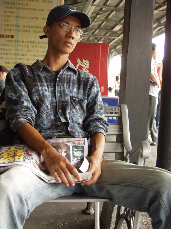 台灣鐵路旅遊攝影台中火車站月台旅客特寫2006攝影照片556