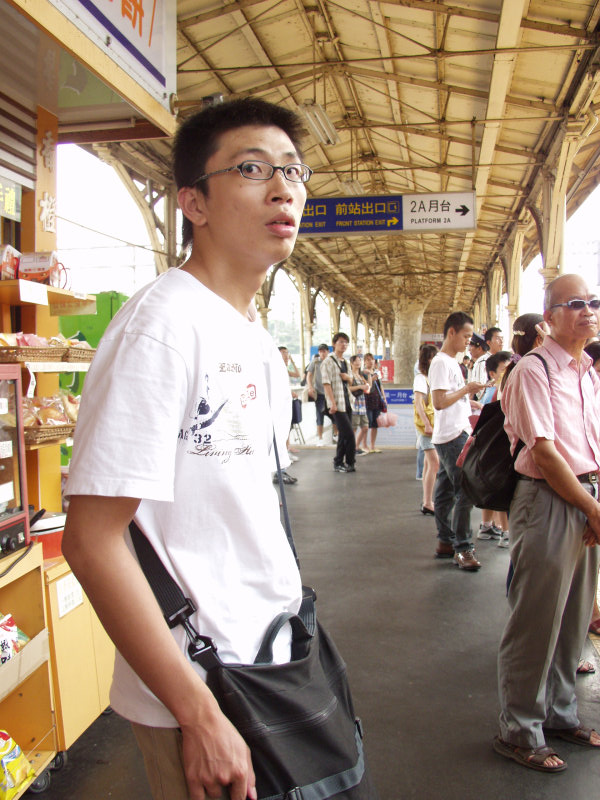 台灣鐵路旅遊攝影台中火車站月台旅客特寫2006攝影照片560