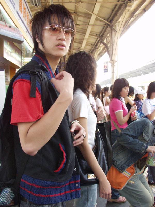 台灣鐵路旅遊攝影台中火車站月台旅客特寫2006攝影照片565