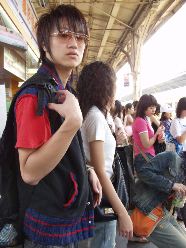 台灣鐵路旅遊攝影台中火車站月台旅客特寫2006攝影照片566