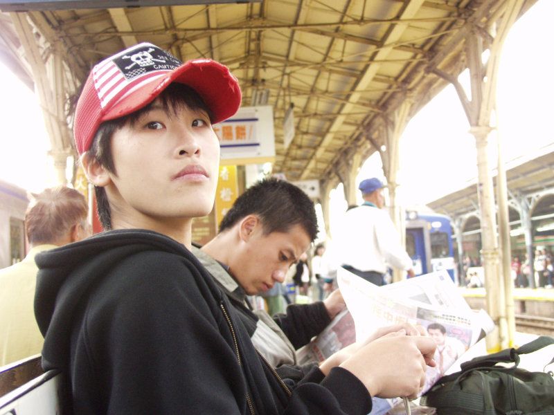 台灣鐵路旅遊攝影台中火車站月台旅客特寫2006攝影照片578