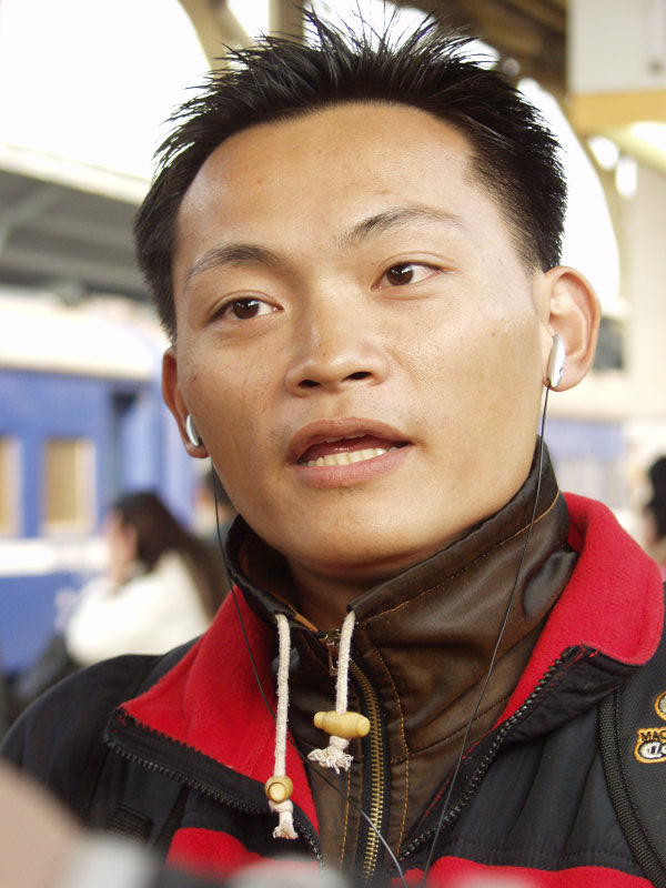 台灣鐵路旅遊攝影台中火車站月台旅客特寫2006攝影照片582