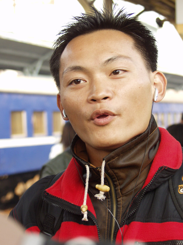 台灣鐵路旅遊攝影台中火車站月台旅客特寫2006攝影照片583
