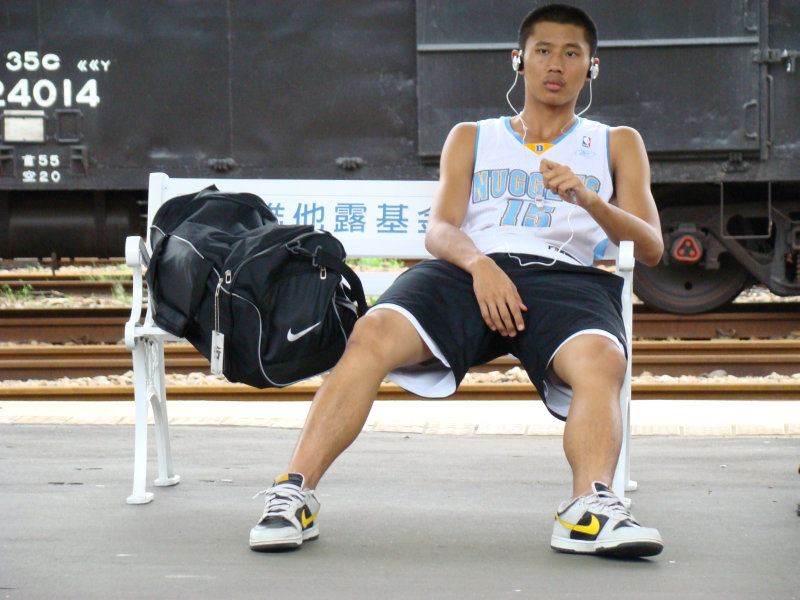 台灣鐵路旅遊攝影台中火車站月台旅客特寫2007攝影照片44