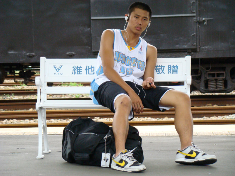 台灣鐵路旅遊攝影台中火車站月台旅客特寫2007攝影照片47