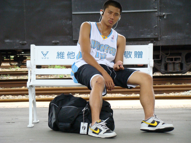 台灣鐵路旅遊攝影台中火車站月台旅客特寫2007攝影照片48