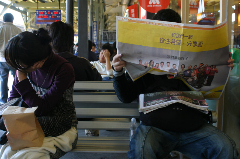 台灣鐵路旅遊攝影台中火車站月台旅客特寫2007攝影照片221