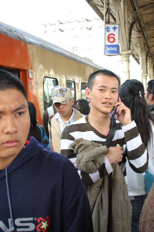 台灣鐵路旅遊攝影台中火車站月台旅客特寫2007攝影照片228
