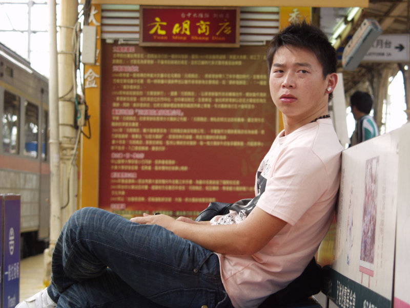 台灣鐵路旅遊攝影台中火車站月台旅客特寫2007攝影照片259