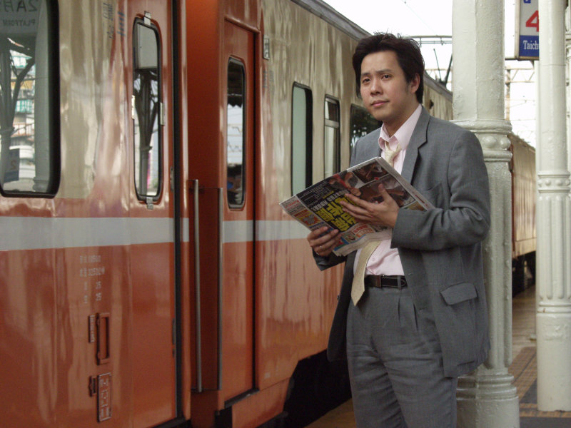 台灣鐵路旅遊攝影台中火車站月台旅客特寫2007攝影照片285