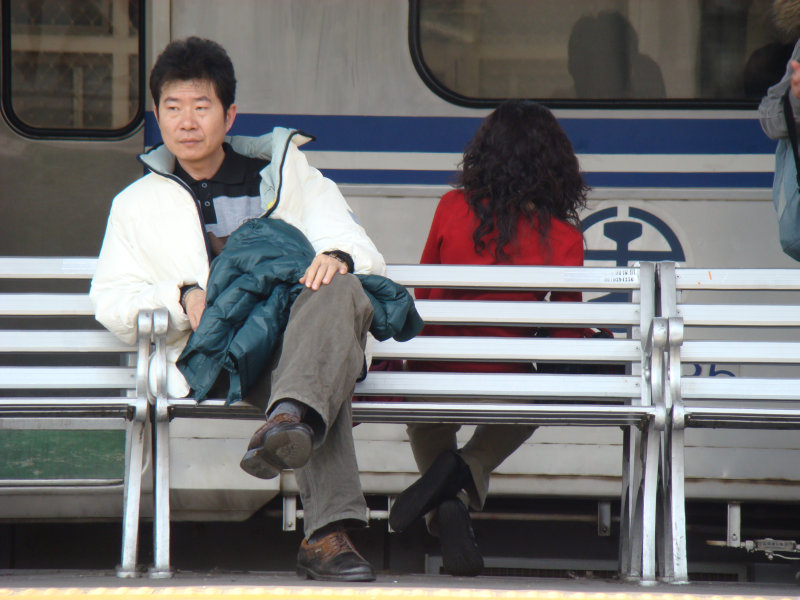 台灣鐵路旅遊攝影台中火車站月台旅客特寫2008攝影照片45