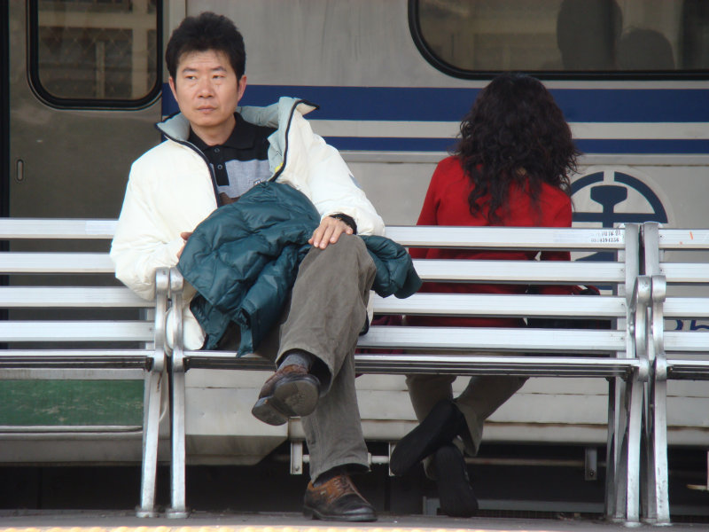台灣鐵路旅遊攝影台中火車站月台旅客特寫2008攝影照片46