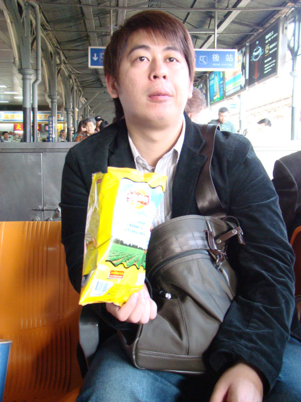 台灣鐵路旅遊攝影台中火車站月台旅客特寫2008攝影照片62