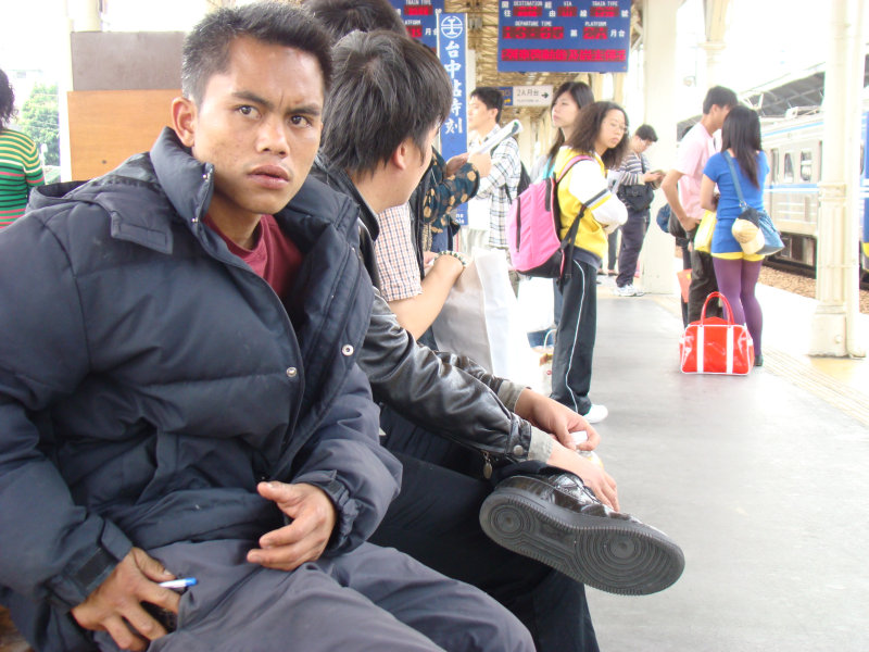 台灣鐵路旅遊攝影台中火車站月台旅客特寫2008攝影照片65