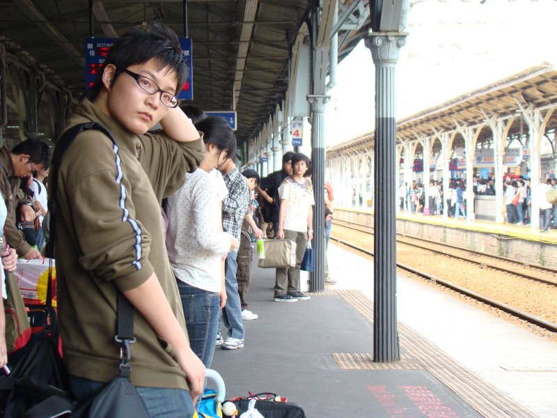 台灣鐵路旅遊攝影台中火車站月台旅客特寫2008攝影照片71