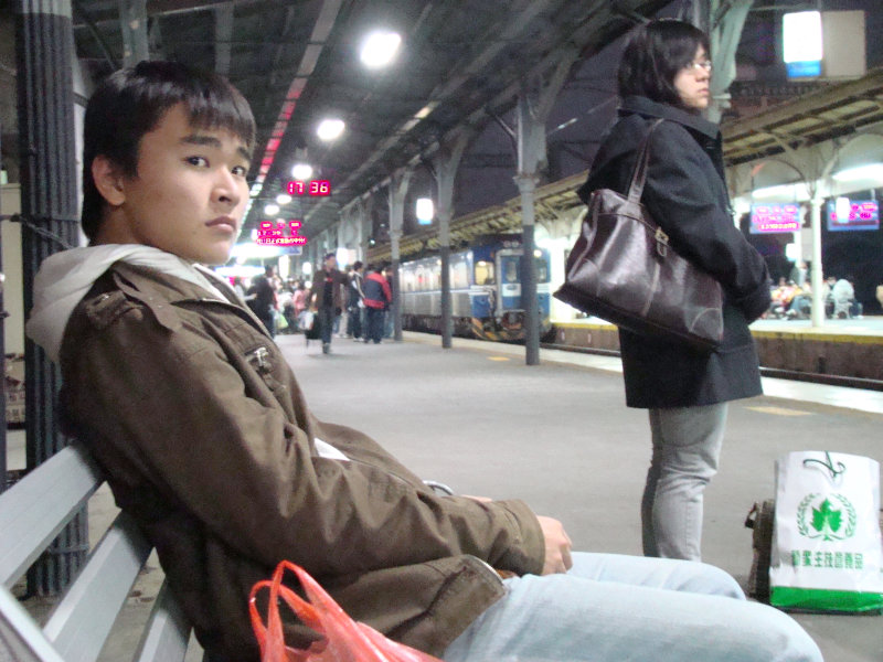 台灣鐵路旅遊攝影台中火車站月台旅客特寫2008攝影照片94