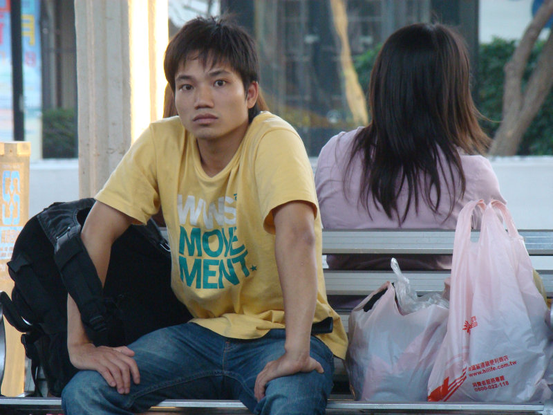 台灣鐵路旅遊攝影台中火車站月台旅客特寫2009攝影照片79