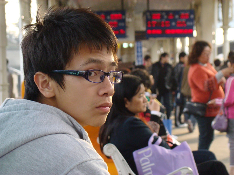 台灣鐵路旅遊攝影台中火車站月台旅客特寫2009攝影照片150