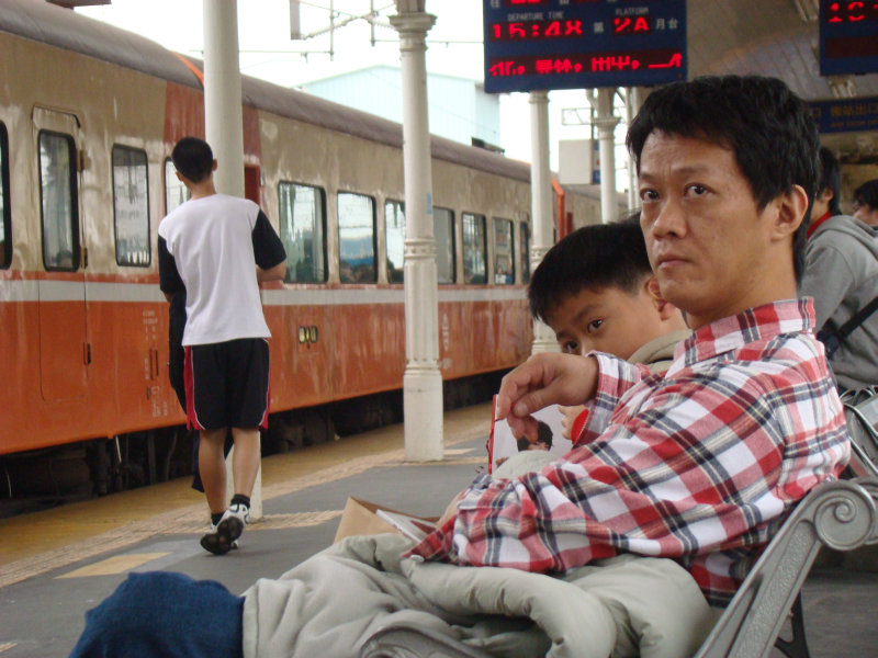 台灣鐵路旅遊攝影台中火車站月台旅客特寫2010攝影照片1