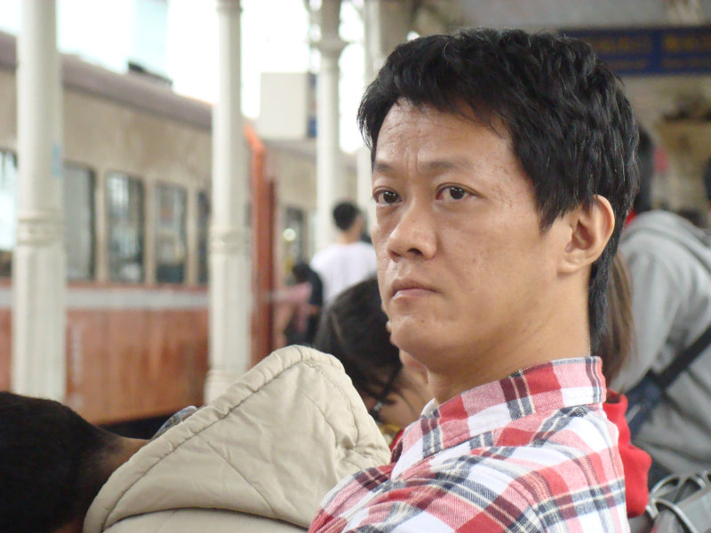 台灣鐵路旅遊攝影台中火車站月台旅客特寫2010攝影照片2