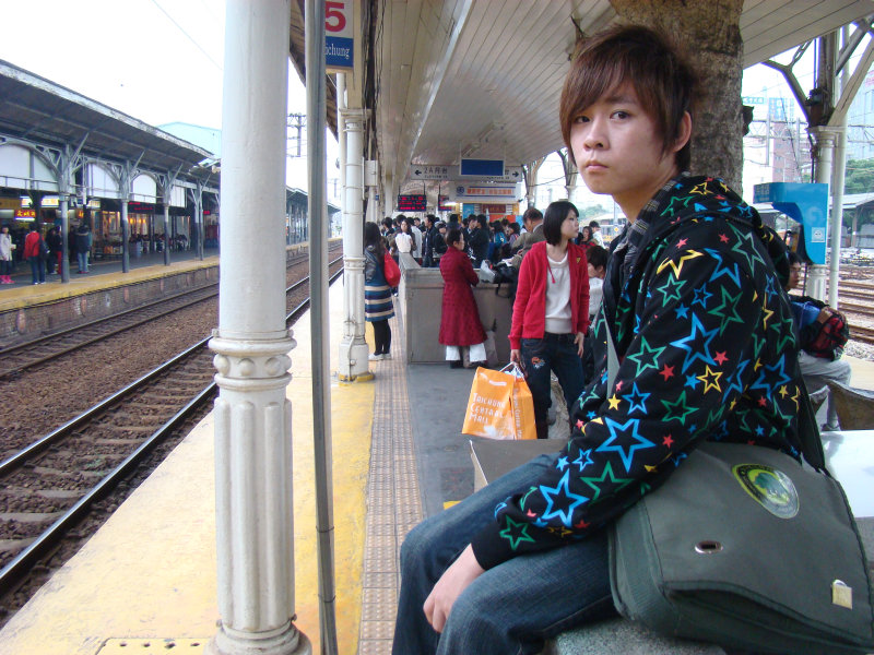 台灣鐵路旅遊攝影台中火車站月台旅客特寫2010攝影照片3