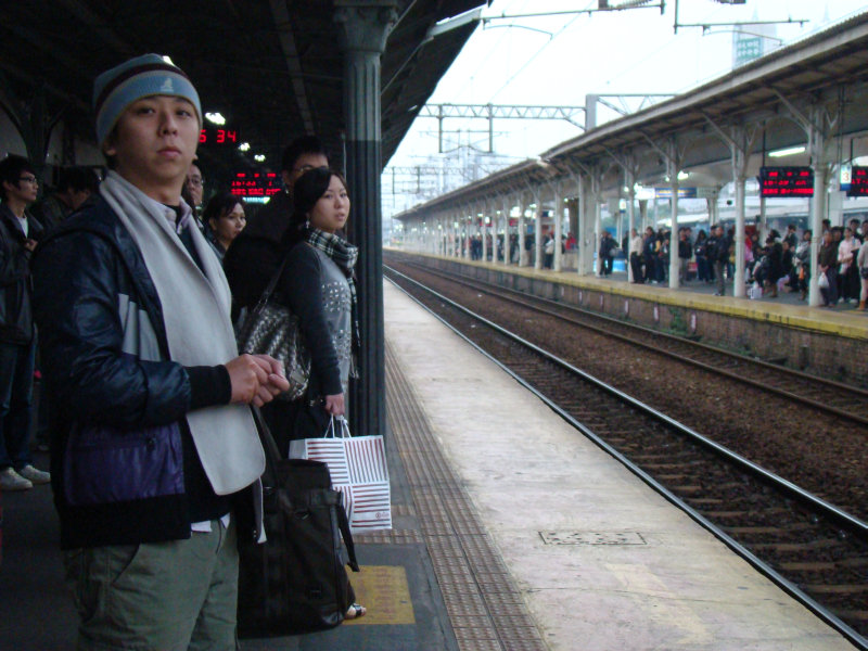 台灣鐵路旅遊攝影台中火車站月台旅客特寫2010攝影照片4