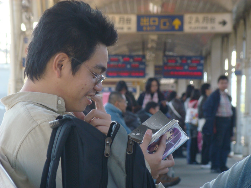 台灣鐵路旅遊攝影台中火車站月台旅客特寫2010攝影照片17