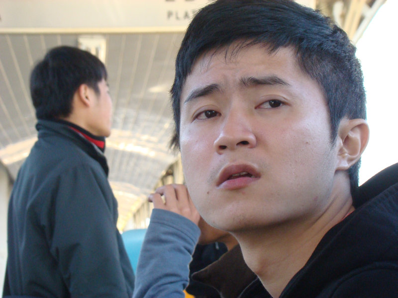 台灣鐵路旅遊攝影台中火車站月台旅客特寫2010攝影照片23