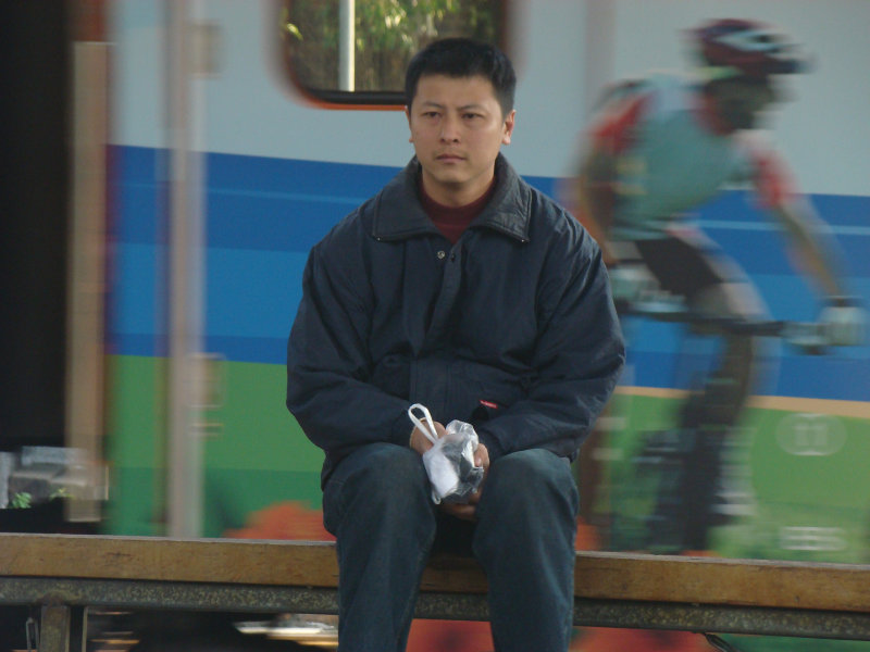 台灣鐵路旅遊攝影台中火車站月台旅客特寫2010攝影照片40
