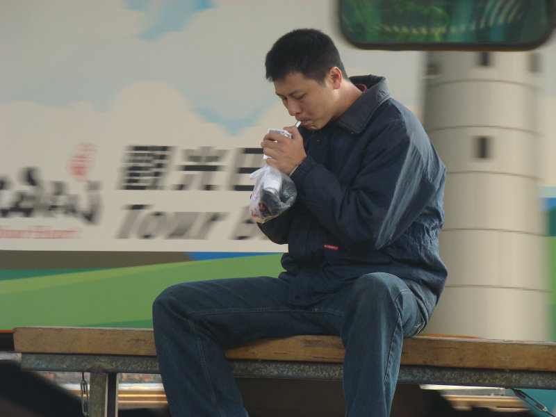 台灣鐵路旅遊攝影台中火車站月台旅客特寫2010攝影照片44