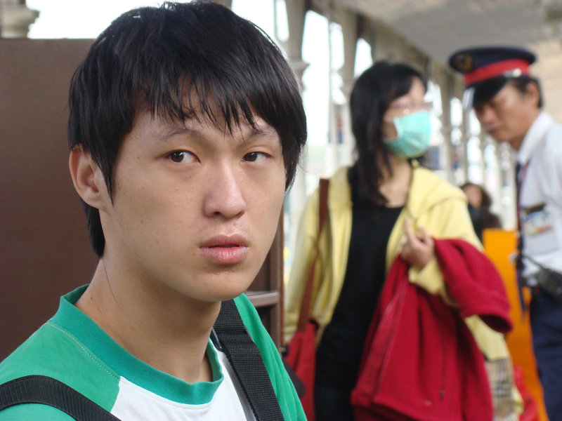 台灣鐵路旅遊攝影台中火車站月台旅客特寫2010攝影照片48