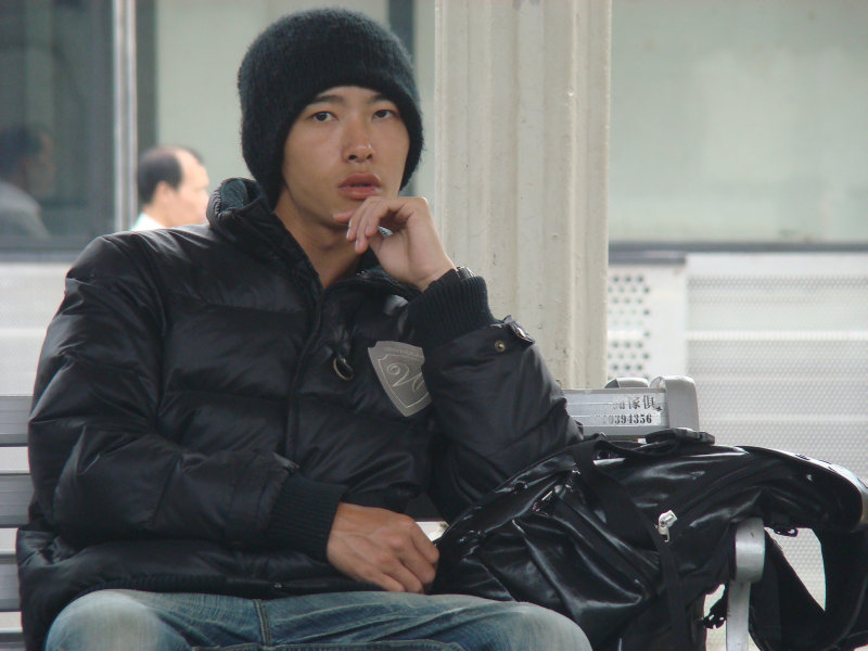 台灣鐵路旅遊攝影台中火車站月台旅客特寫2010攝影照片56