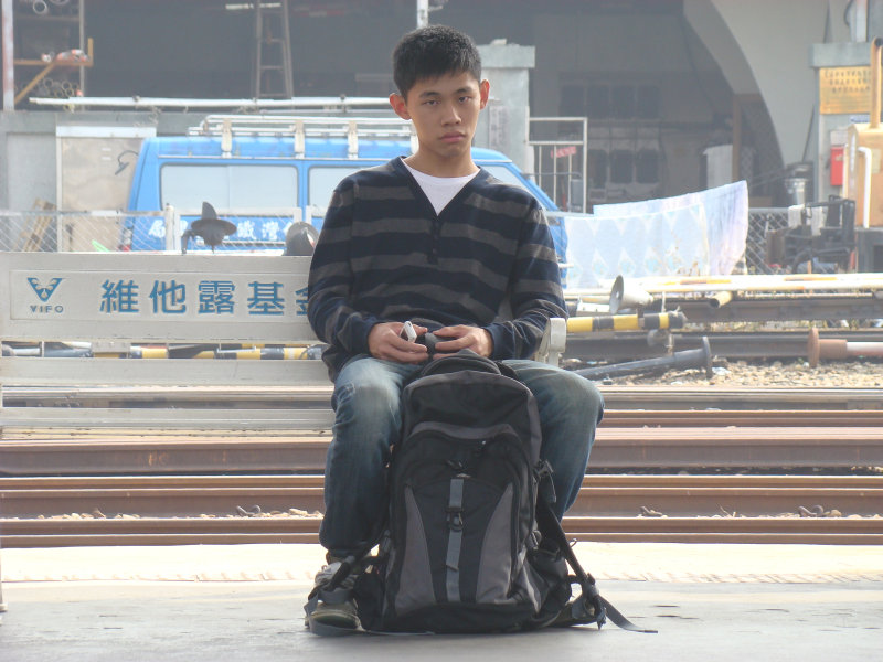 台灣鐵路旅遊攝影台中火車站月台旅客特寫2010攝影照片71