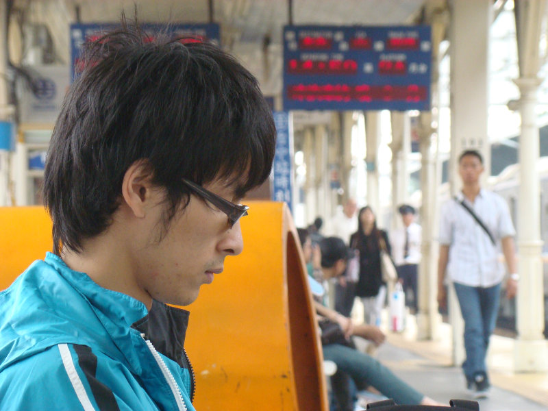台灣鐵路旅遊攝影台中火車站月台旅客特寫2010攝影照片84