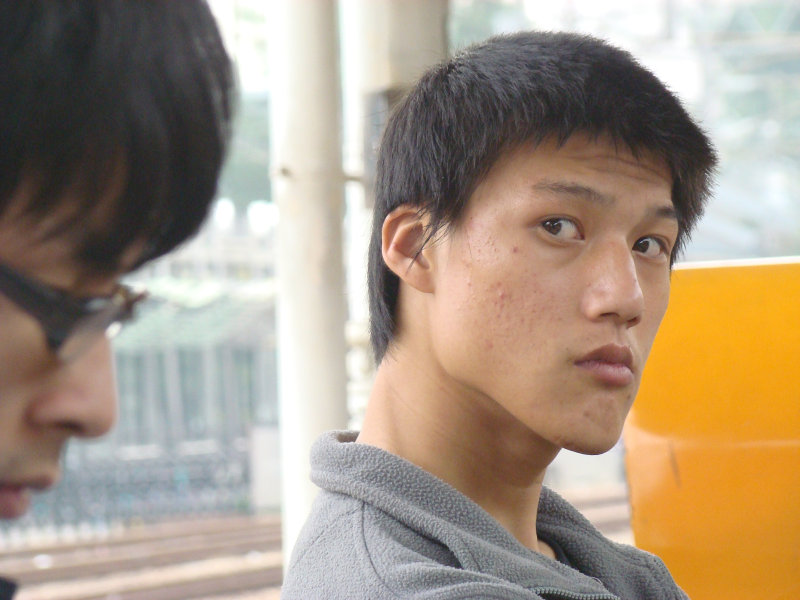 台灣鐵路旅遊攝影台中火車站月台旅客特寫2010攝影照片85