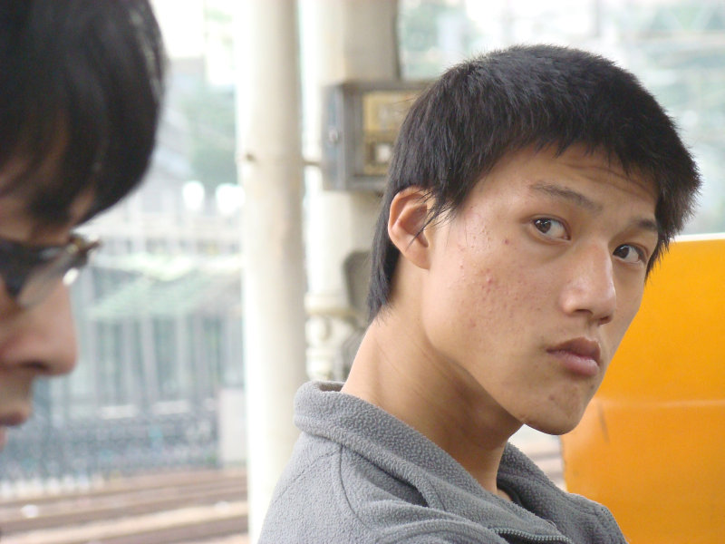 台灣鐵路旅遊攝影台中火車站月台旅客特寫2010攝影照片86