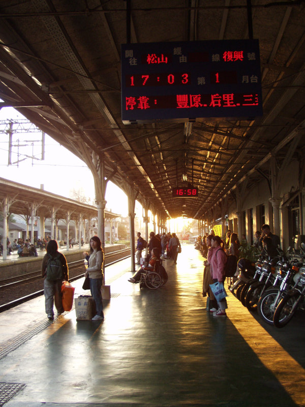 台灣鐵路旅遊攝影台中火車站月台景物篇2002攝影照片24