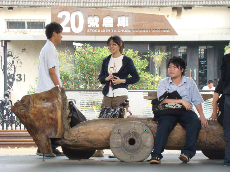 台灣鐵路旅遊攝影台中火車站月台景物篇20號倉庫藝術特區展場前攝影照片1