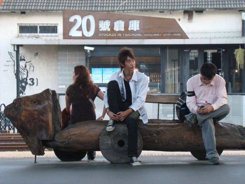 台灣鐵路旅遊攝影台中火車站月台景物篇20號倉庫藝術特區展場前攝影照片7