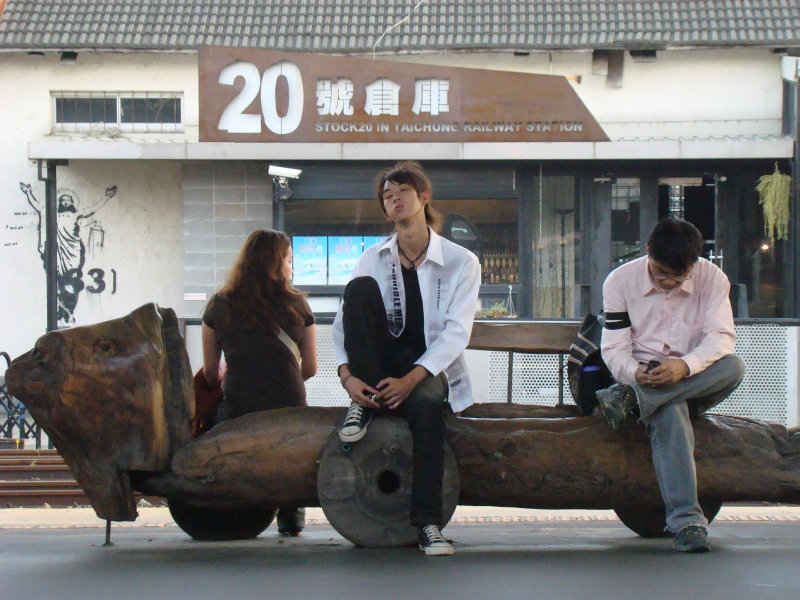 台灣鐵路旅遊攝影台中火車站月台景物篇20號倉庫藝術特區展場前攝影照片8