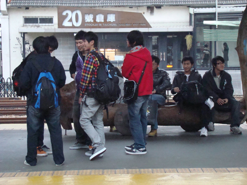 台灣鐵路旅遊攝影台中火車站月台景物篇20號倉庫藝術特區展場前攝影照片15