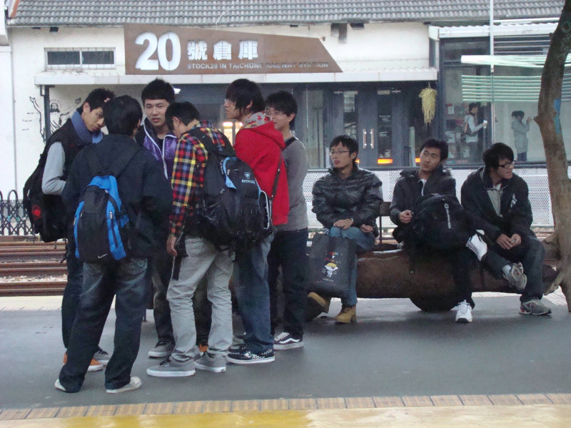 台灣鐵路旅遊攝影台中火車站月台景物篇20號倉庫藝術特區展場前攝影照片16