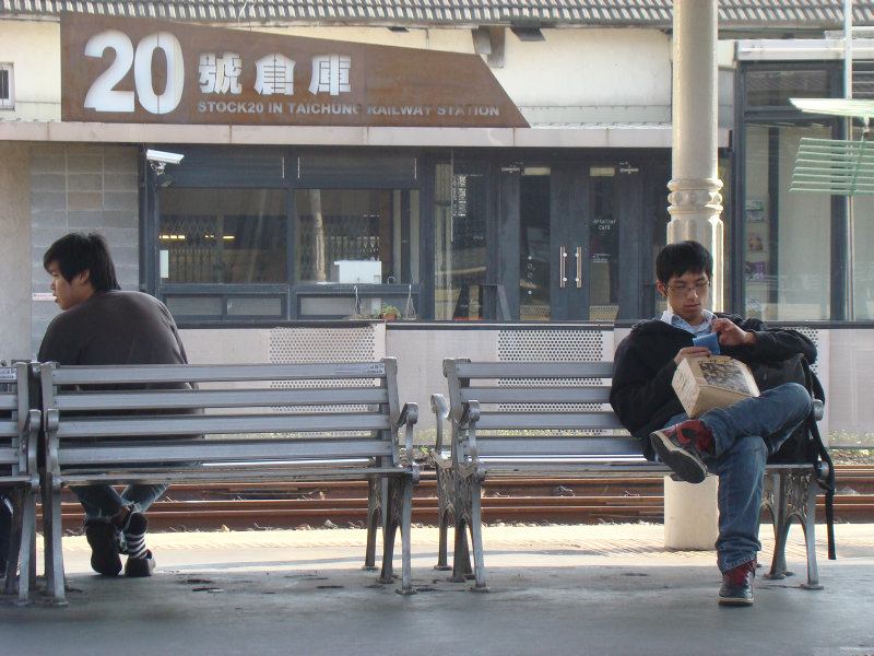 台灣鐵路旅遊攝影台中火車站月台景物篇20號倉庫藝術特區展場前攝影照片22