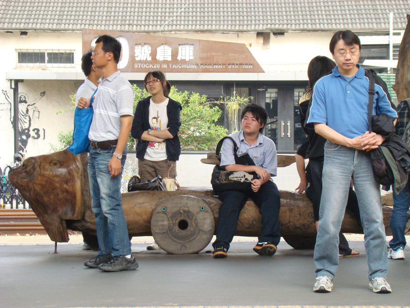 台灣鐵路旅遊攝影台中火車站月台景物篇20號倉庫藝術特區展場前攝影照片56