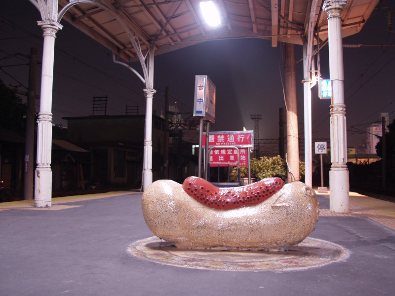 台灣鐵路旅遊攝影台中火車站月台景物篇夜景2006-02-11攝影照片1