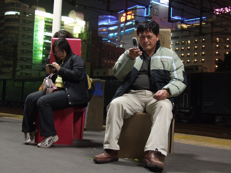 台灣鐵路旅遊攝影台中火車站月台景物篇夜景2006-02-11攝影照片2