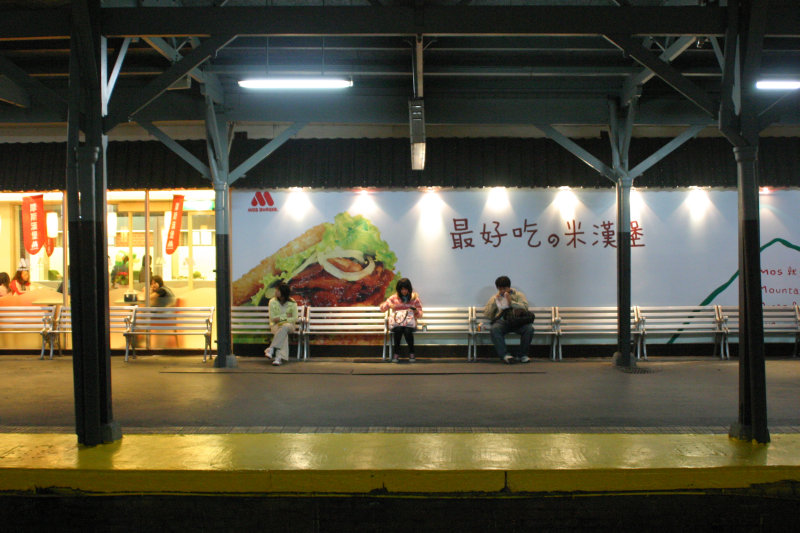 台灣鐵路旅遊攝影台中火車站月台景物篇摩斯漢堡攝影照片57
