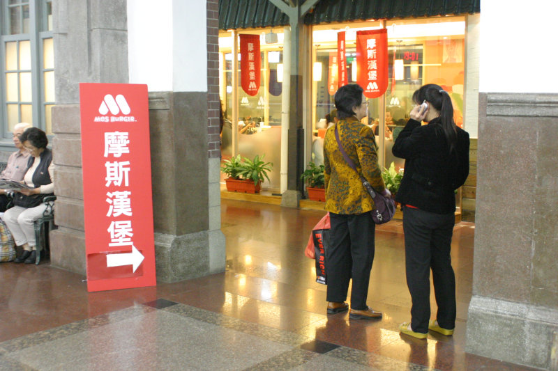 台灣鐵路旅遊攝影台中火車站月台景物篇摩斯漢堡攝影照片59