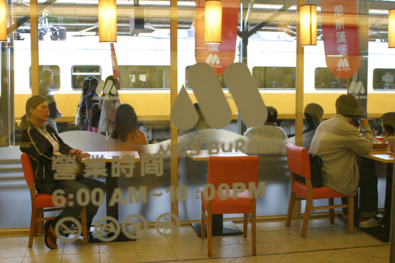 台灣鐵路旅遊攝影台中火車站月台景物篇摩斯漢堡攝影照片66