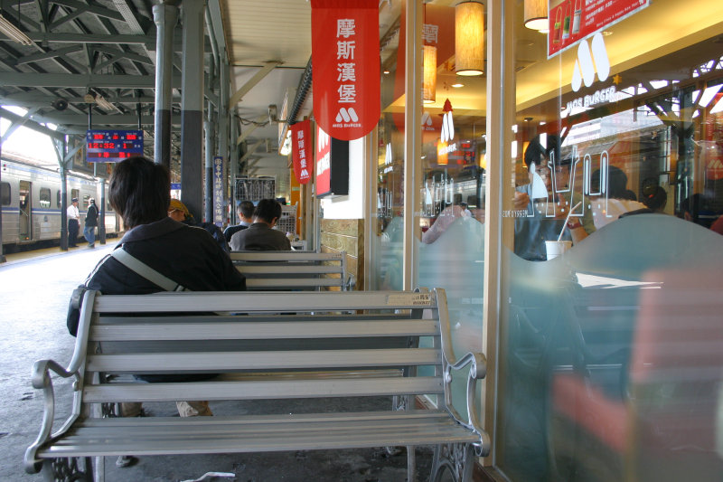 台灣鐵路旅遊攝影台中火車站月台景物篇摩斯漢堡攝影照片80